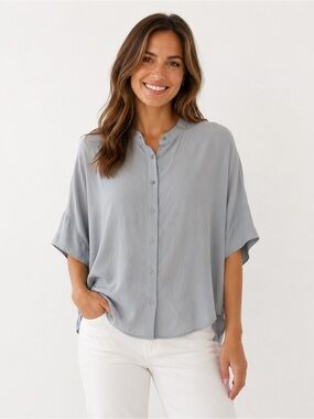 Less. The Label Women’s Relaxed Button-Front Short Sleeve Top in Light Blue Sz L